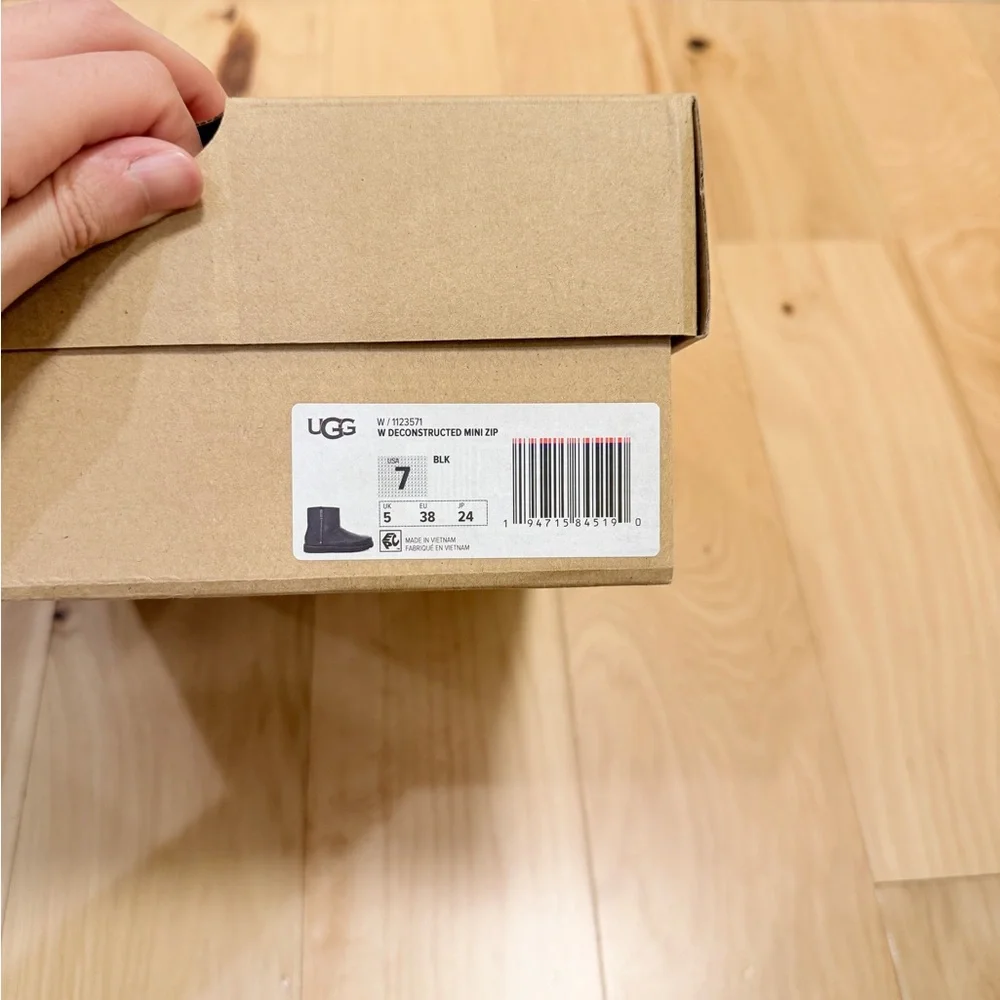 NWB UGG Australia Women’s Deconstructed Mini Leather Zip Boot - Picture 9 of 9